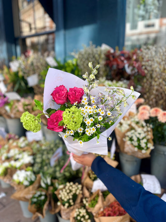 Blooms on Repeat – DIY Arranging at Home: A Seasonal Flower Subscription