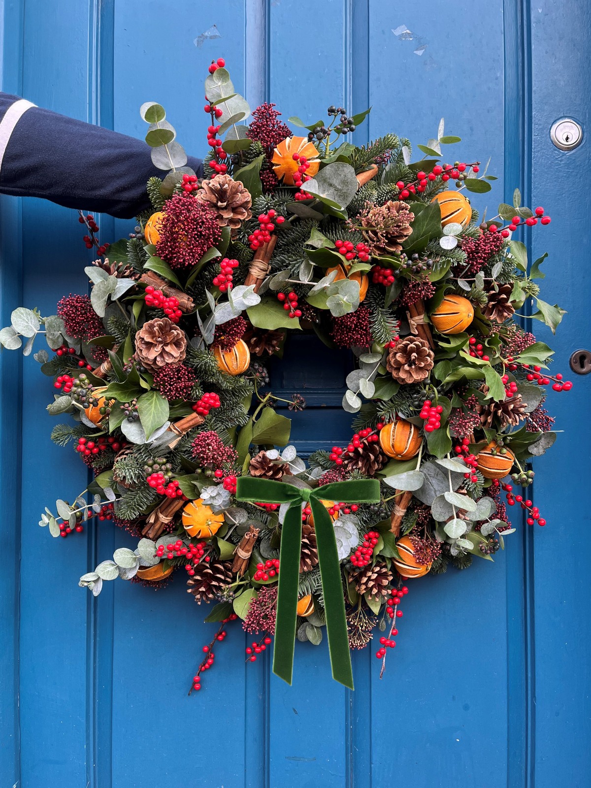 Cortina wreath with narrow green velvet bow