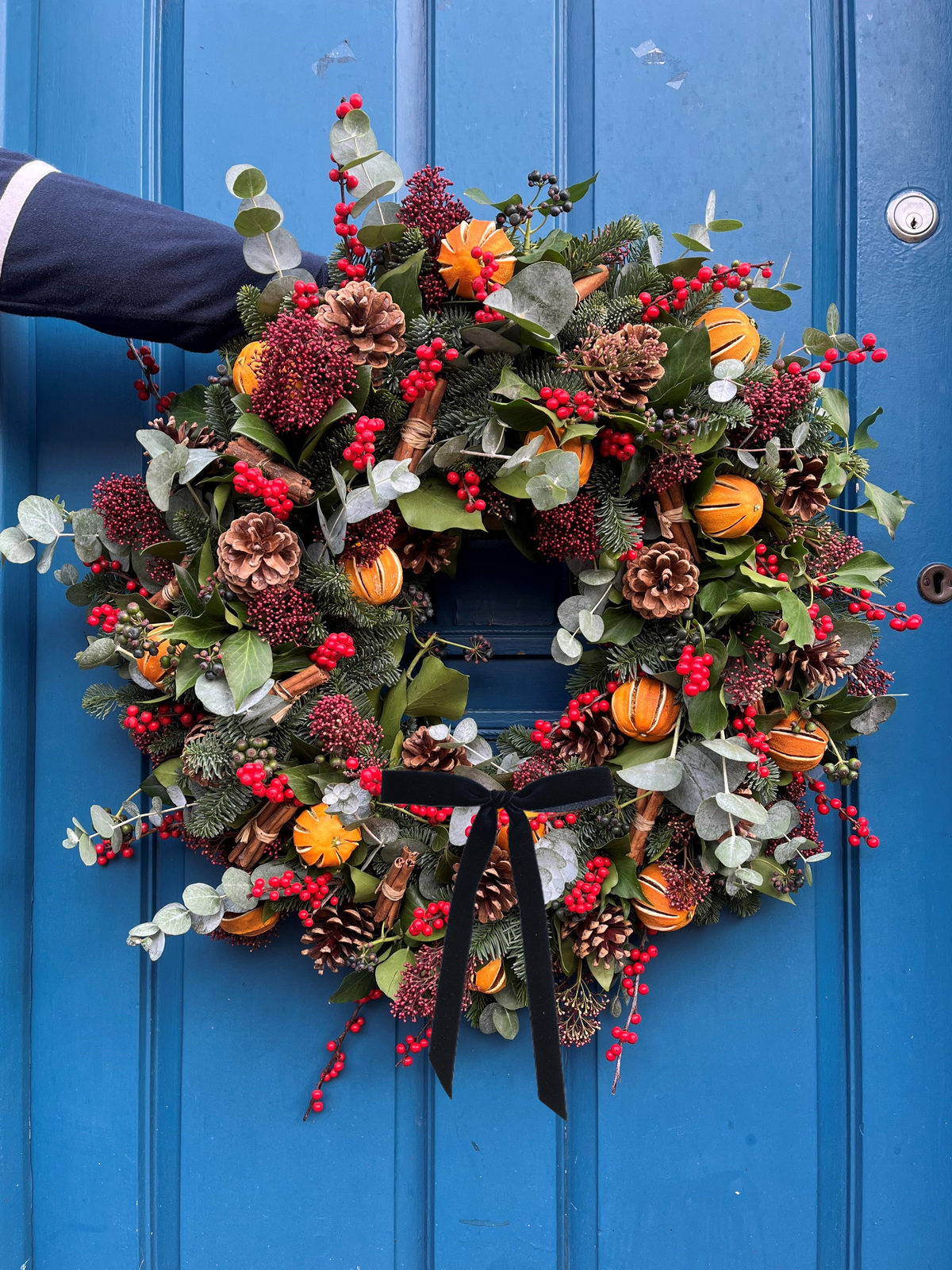 Cortina wreath with narrow navy velvet bow