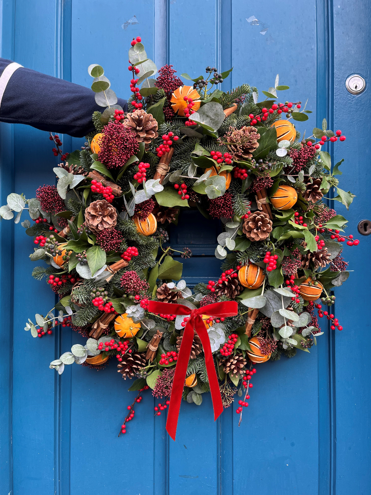 Cortina wreath with narrow red velvet bow