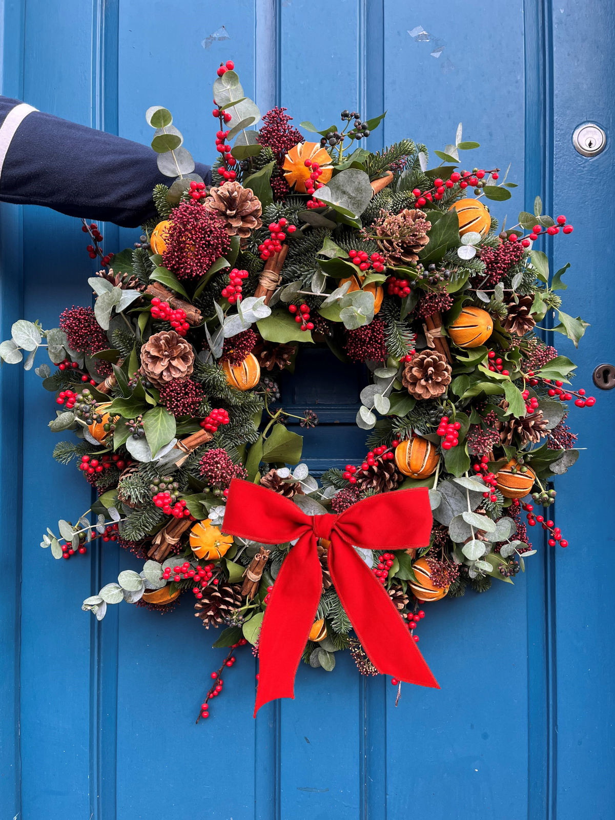 Cortina wreath with wide red velvet bow