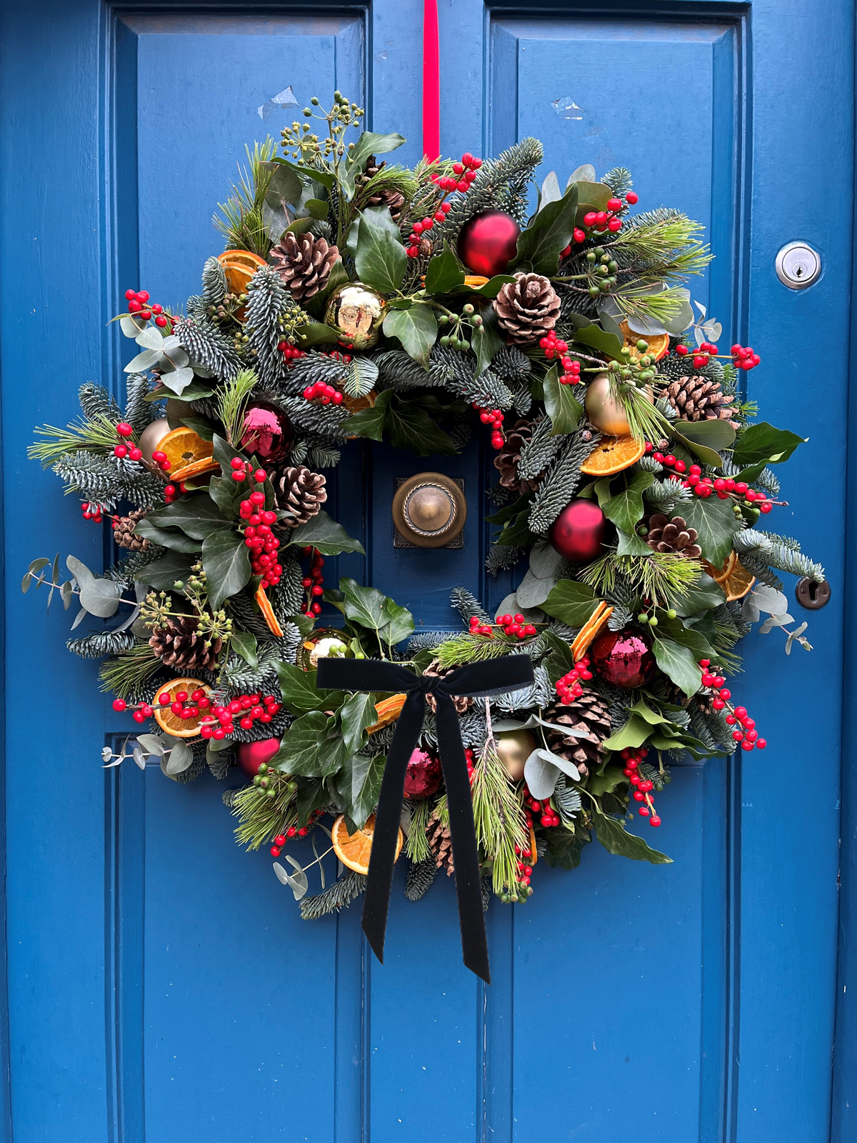 Les Portes du Soleil wreath with narrow navy velvet bow