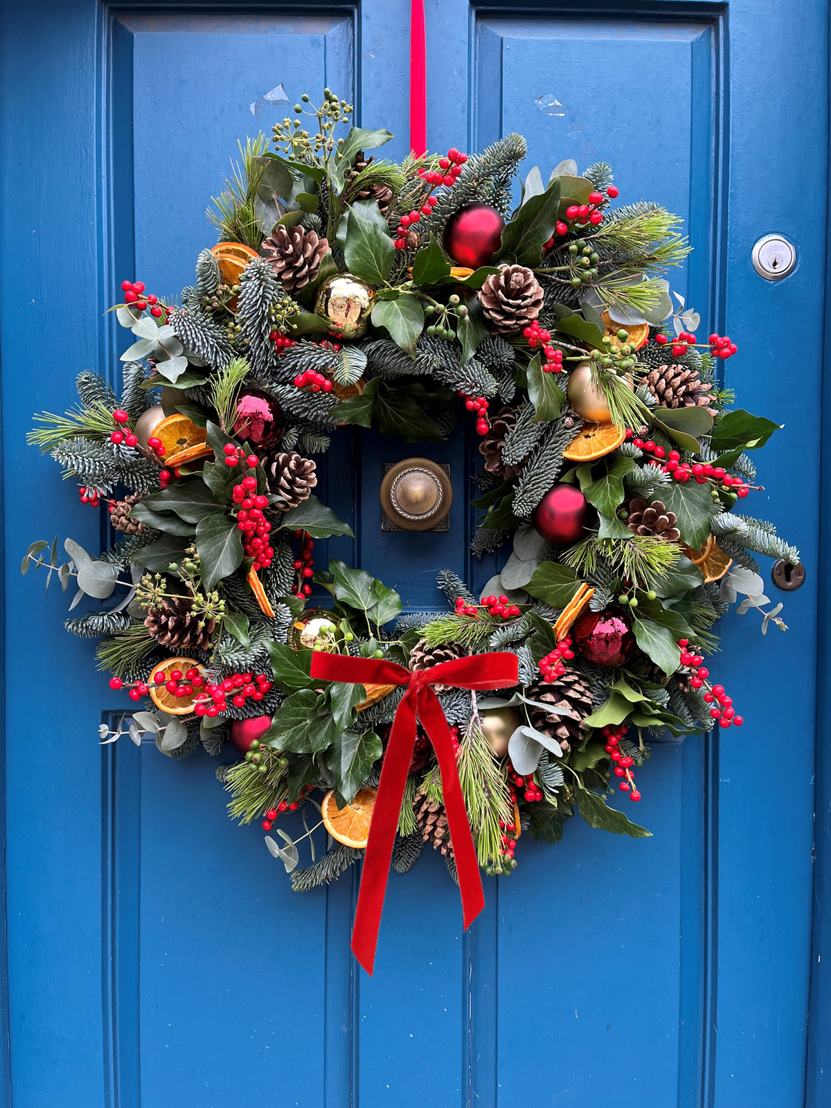Les Portes du Soleil wreath with narrow red velvet bow